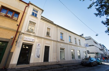 Klinika a Kossuth térről